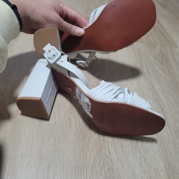 White leather strappy heel sandals Le Chateau - Picture 4 of 7